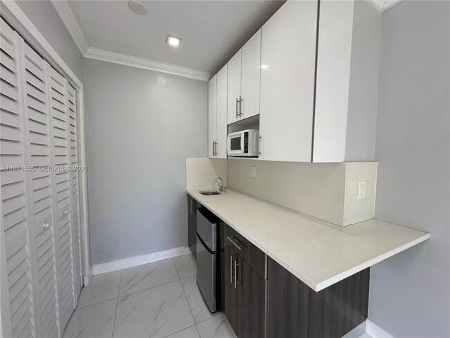 Photo - 3035 SW 27th Terrace Unidad REAR