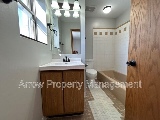 Photo - 208 E 5th St