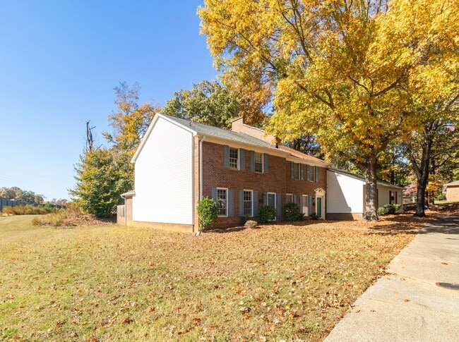 Photo - Stunning 3 bedroom, 2 1/2 bathroom End Townhome Unit in Greensboro!