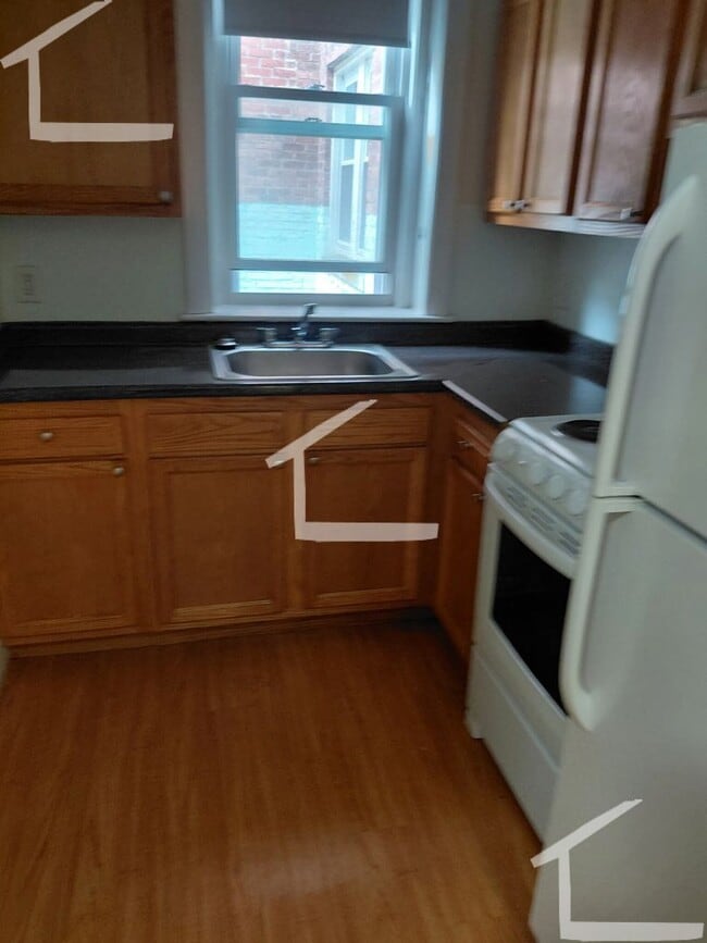 Building Photo - Nicely renovated 2 bed 2 bath unit near th... Rental
