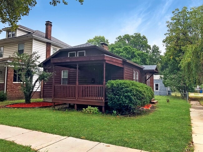Building Photo - Garage Galore: 2 Bed, 1 Bath Comedy Central! Rental