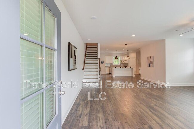 Photo - 1290 Ainsworth Alley