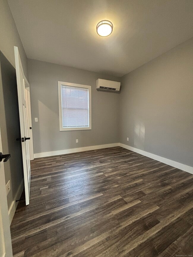 Photo - 303 Norwich-New London Turnpike