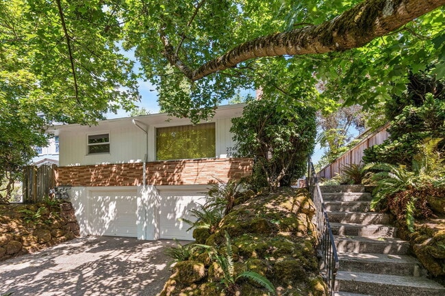 Building Photo - 2746 SE 31st Ave