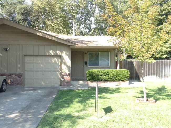 Building Photo - Great 3 bedroom 1 bathroom Duplex in Sacra... Rental