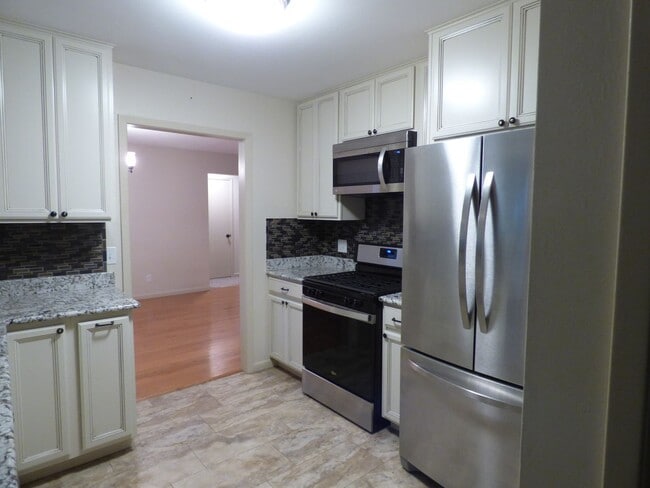 Building Photo - Beautiful Home in Longmont Estates