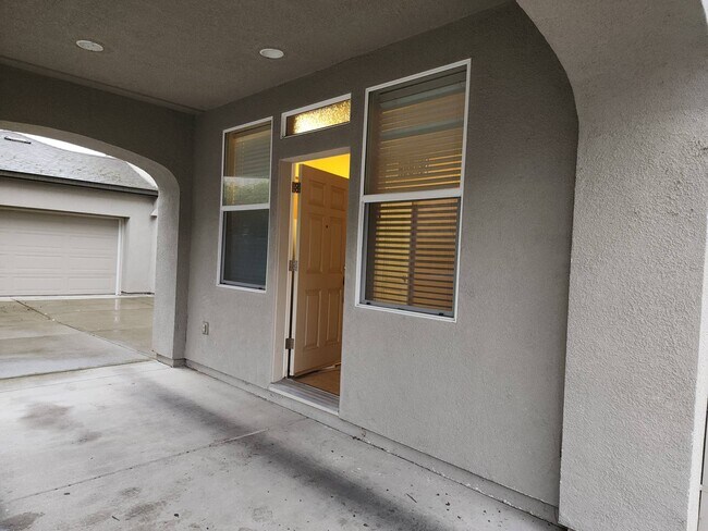 Photo - 1561 Jainine St