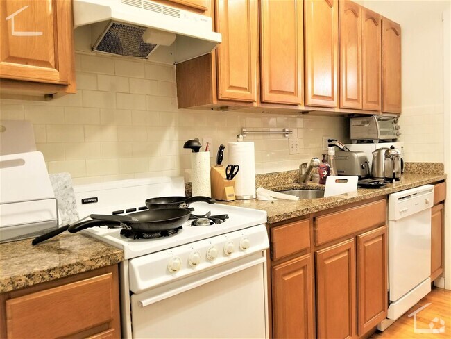 Building Photo - 2 Bedroom Unit on Kenmore. Heat, Hot Water... Rental