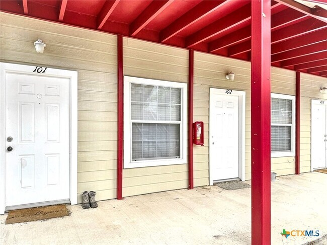 Building Photo - 412 Burleson St Rental