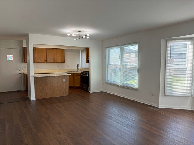 Dining area - 241 E Palatine Rd Unit 201