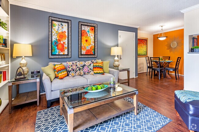2BR, 2BA - 930SF - Living Room - The Abbey at Medical Center