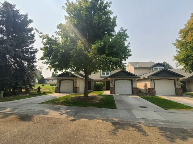 Building Photo - Beautiful 2 Bedroom 1 Bath Townhome with garage in Nampa!