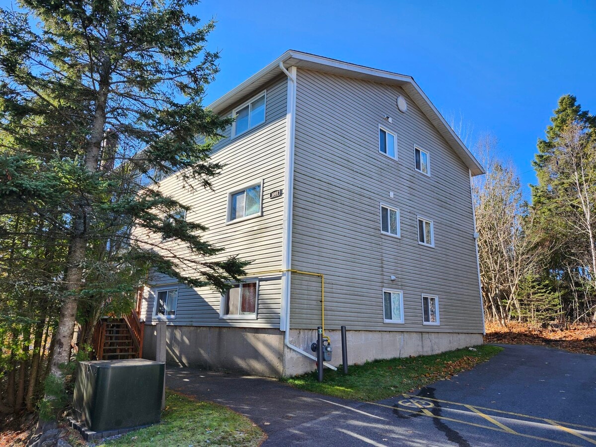 Photo - 1066 Magee Pl Unité 1