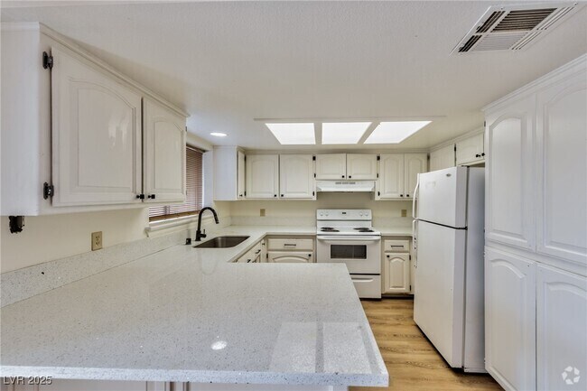 Building Photo - 1201 Bourbon St Unit B Rental