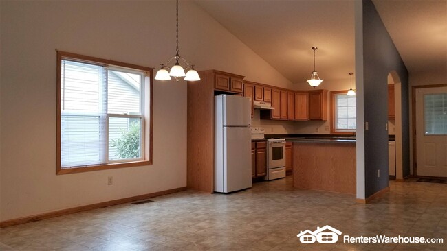 Photo - 64 Crown Pointe Curve