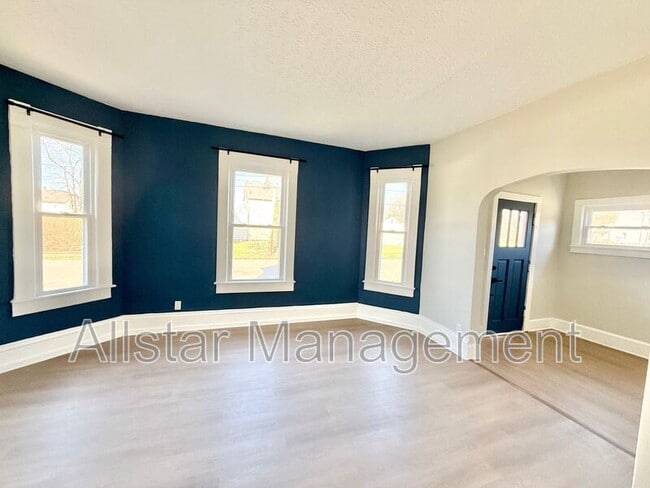 Photo - 924 Spring Ave NE