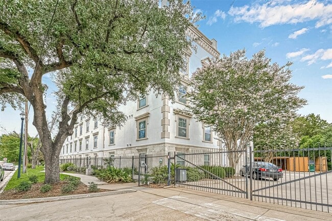 Building Photo - 3501 Chenevert St Unit 17