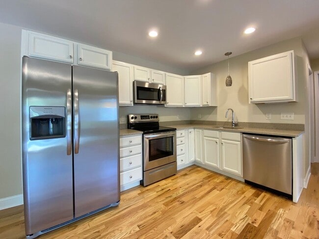 Building Photo - 2 Bedroom 1 Bath - Downtown Morganton - Anderson Place Apts. Unit B203