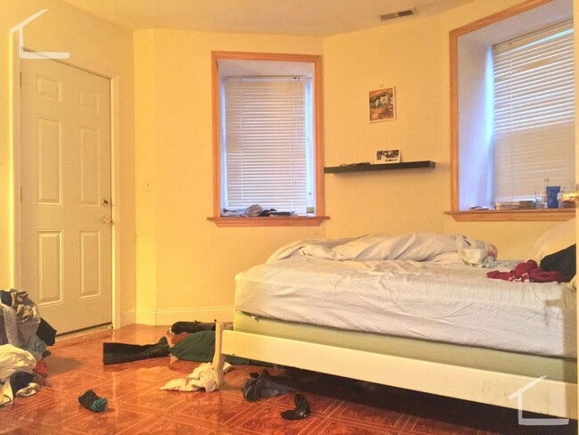 Photo - No Brokers Fee, Top Floor Unit on Washington ST. Nicely Kept. Laundry on a Site, Parking for Rent