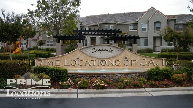 Building Photo - Beautifully appointed townhome