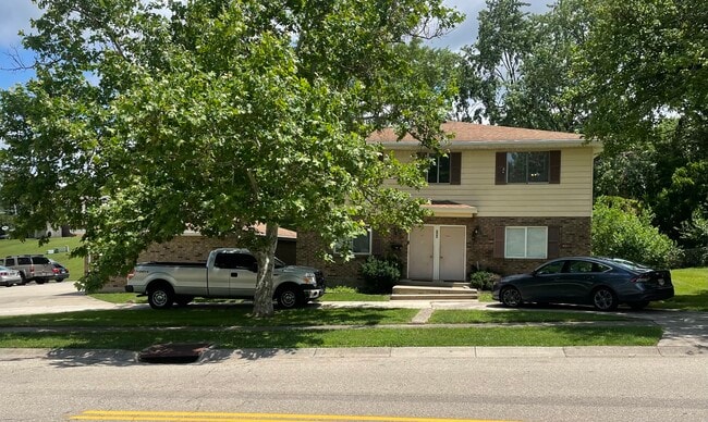 Building Photo - 540 Cherry Hill Drive Unit Apt B