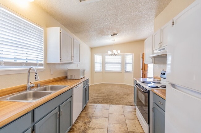 Photo - Conveniently located 3 Bedroom, 2 bath near HAFB