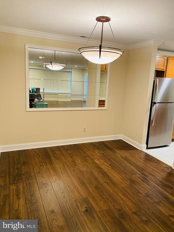 Building Photo - 1833 The Woods II