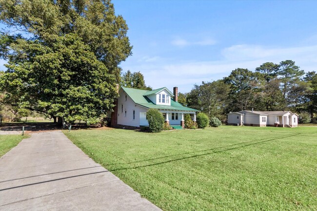 Photo - Country Classic with Modern Convenience!