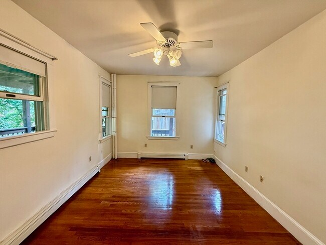 Photo - 39 Newtonville Ave Unidad 1