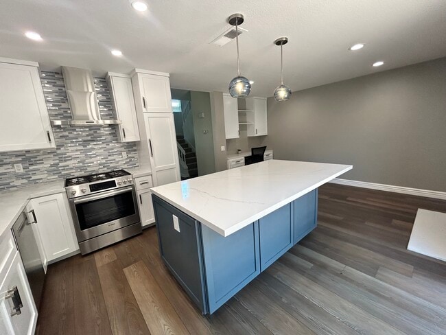 Building Photo - 340 Fallingstar