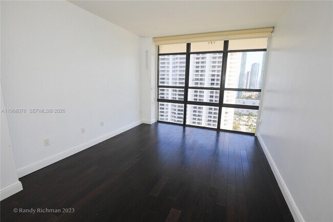 Photo - 600 NE 36th St Unidad T17