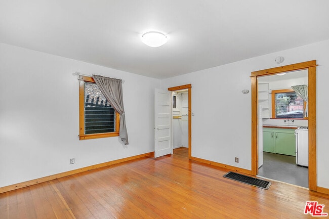 Photo - 2540 1/2 Glen Green St Unidad 2540