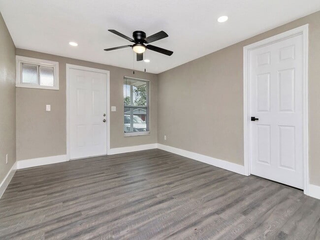 Photo - Great Location - 1 Bedroom 1 Bath Duplex w/ Backyard