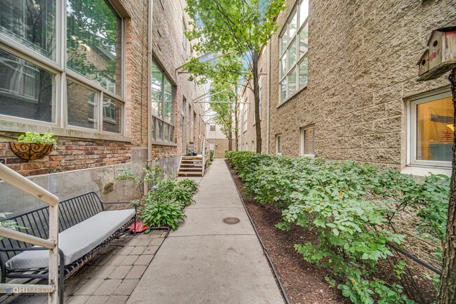 Building Photo - 2828 N Talman Ave Unit Q