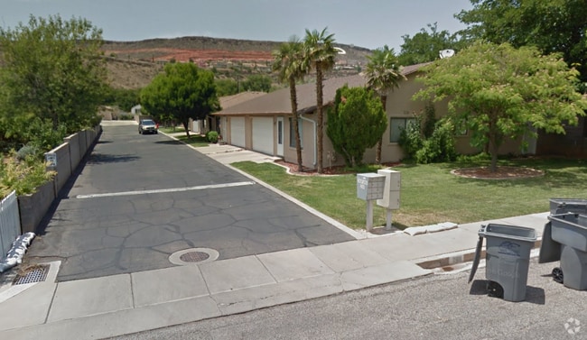 Building Photo - "Charming 2-Bed, 2-Bath Townhouse Retreat ... Unit 5