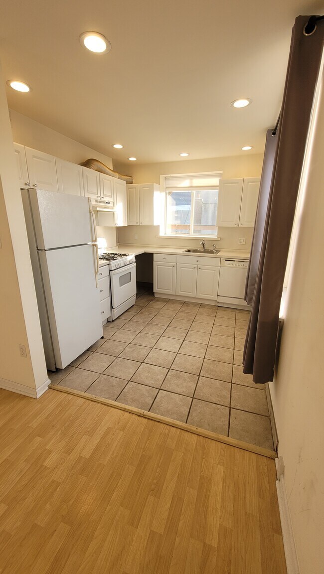 kitchen - 1248 Federal St Unit D