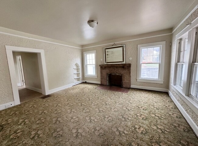 Photo - 1532 Graymont Ave W