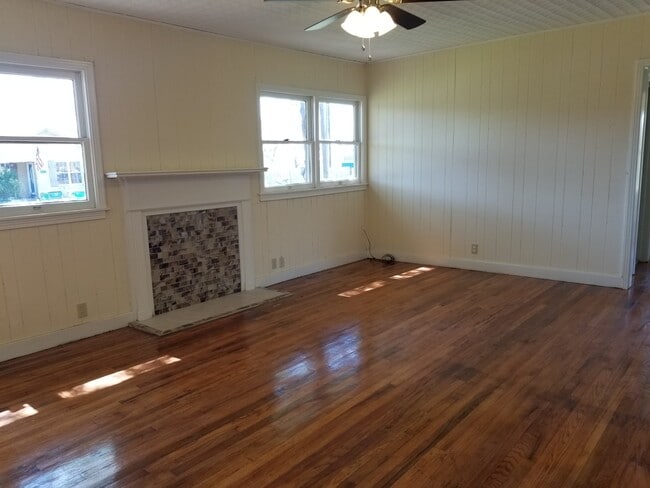 Photo - 205 Hosack St