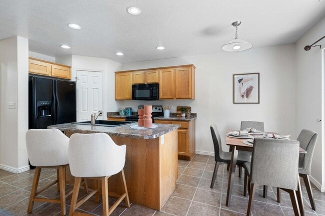 Photo - Beautiful 3 Bedroom Townhome In Hidden Valley Heights