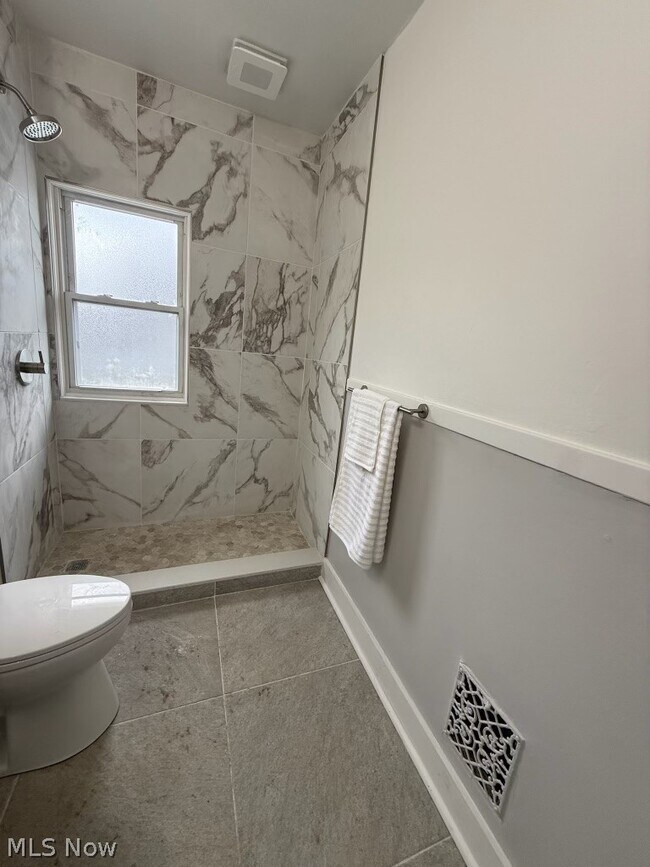 Photo - 14210 Kingsford Ave