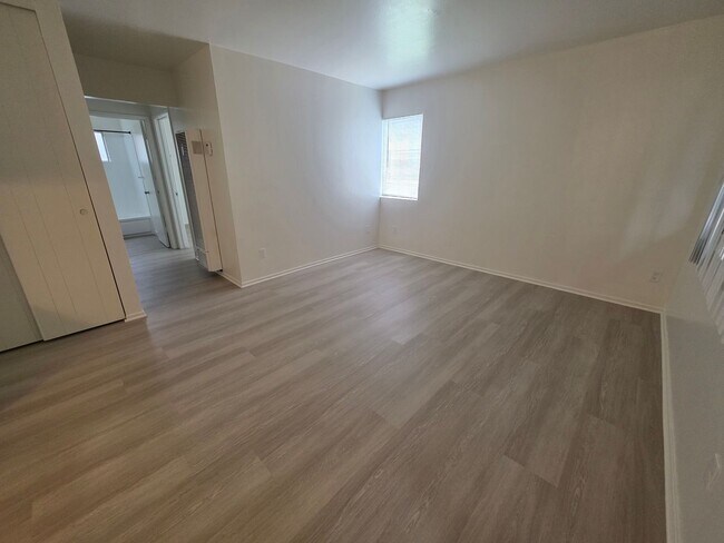 This is a large 2-bdr in a convenient, Fre... - This is a large 2-bdr in a convenient, Fre... Apartment Unit A