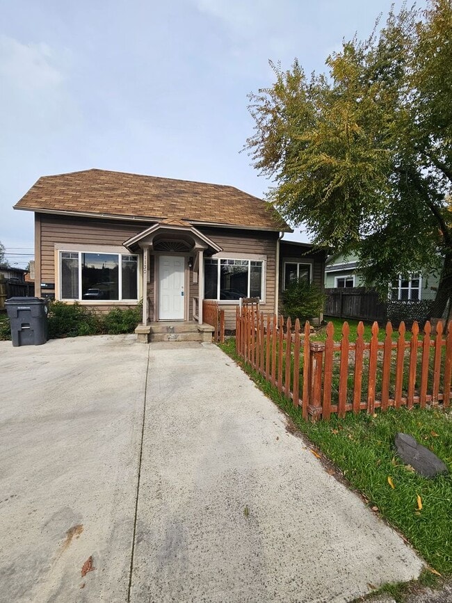 Building Photo - 2206001 Unit A