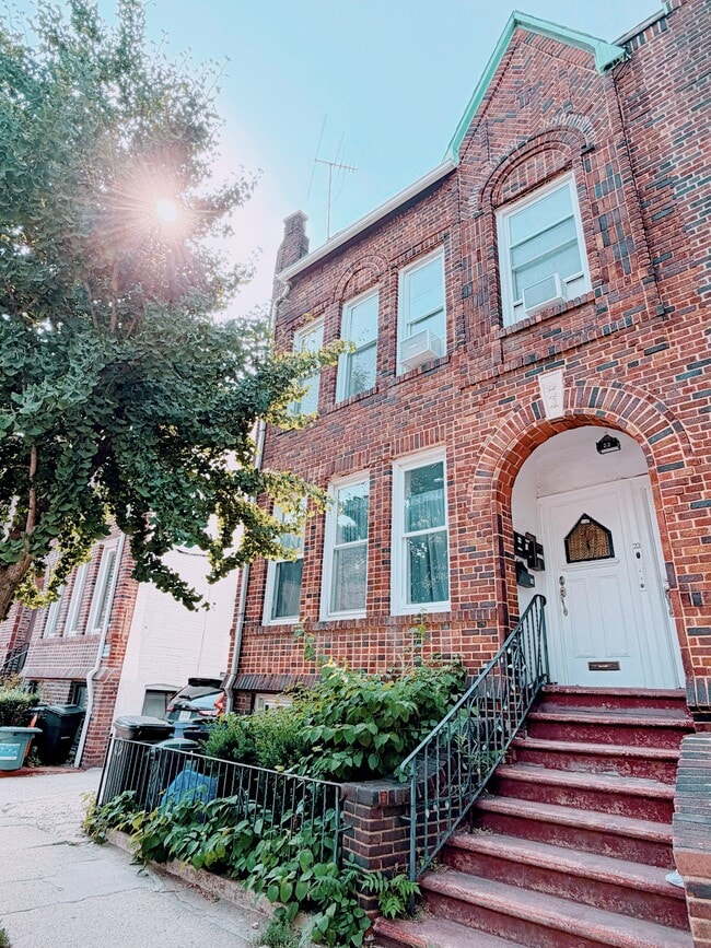Building Photo - 22 Tehama St Unit #A