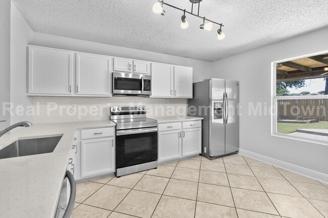 Photo - Beautiful 3 - Bedroom Home with pool in Ar...