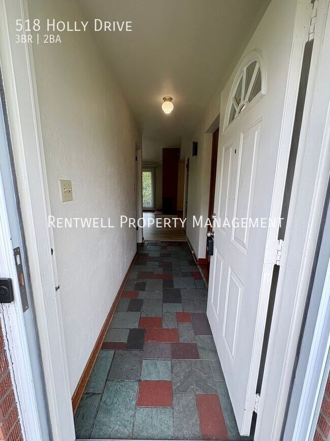 Photo - 518 Holly Dr