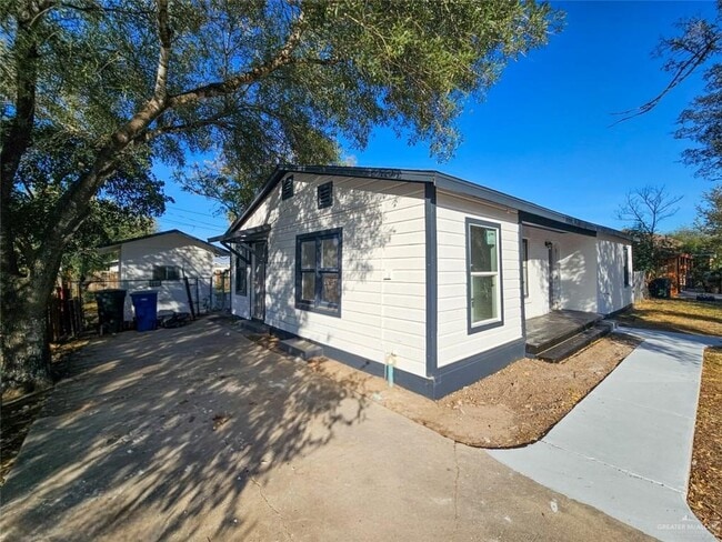 Photo - 15 Redwood Ave