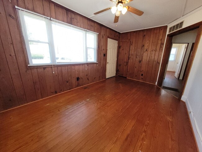 Photo - Cozy 2 Bed 1 Bath Cottage near Downtown El...