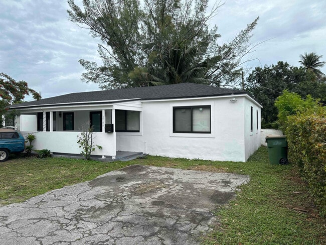 Building Photo - 1466 NE 135th St Rental