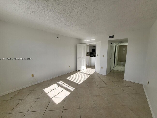 Photo - 2351 Douglas Rd Unidad 710 Rental