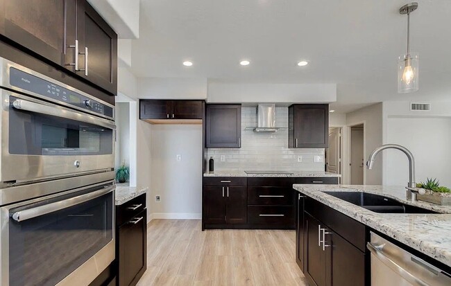 1108 W Russell Ave
